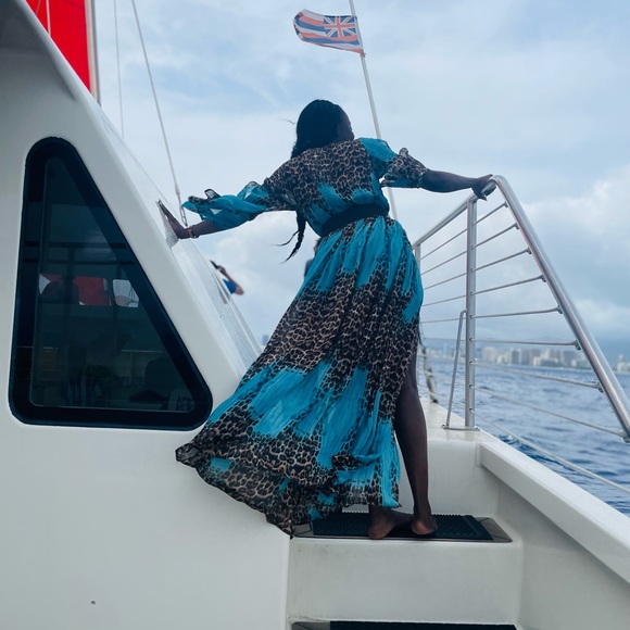 Flowy maxi dress blue and leopard print with cleavage and belt - Picture 2 of 4